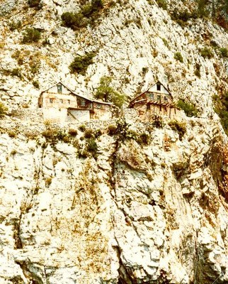 Eremitenbehausungen an der felsigen Steilküste des Südzipfels des Bergs Athos, Farbphotographie, 1981, Photograph: Alexander Buschorn; Bildquelle: Wikimedia Commons, http://commons.wikimedia.org/wiki/File:Athos_eremiten_axb01.jpg, Creative Commons Attribution-Share Alike 3.0 Unported license, http://creativecommons.org/licenses/by-sa/3.0/deed.en.