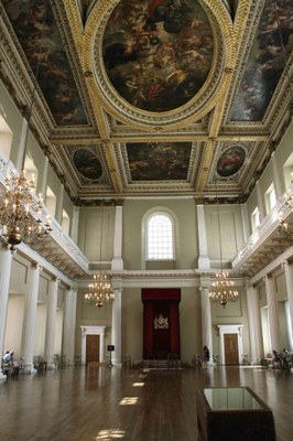 Inigo Jones, Banqueting House, London, 1619-1622, Innenansicht der Südseite. (Bildunterschrift des Autors). (Bildunterschrift bei Wikimedia: Banqueting House, Whithehall, London. Rubens's painted ceiling. View towards the throne). Bildquelle: Wikimedia commons, http://commons.wikimedia.org/wiki/File:Banqueting_House_801.jpg