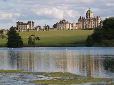 Howard Castle, North Yorkshire, England. Photogrpah: John Nicholson, 30. Juli 2007. Bildquelle: Wikimedia Commons, http://commons.wikimedia.org/wiki/File:Castle_Howard_01.jpg, Bildunterschrift auf Wikimedia: Castle Howard from over the Great Lake.