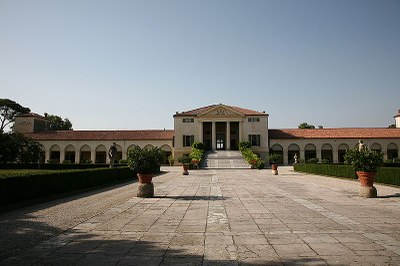 Villa Emo, Farbphotographie, 2007, Photograph: Hans A. Rosbach; Bildquelle: Wikimedia Commons, http://commons.wikimedia.org/wiki/File:VillaEmo_2007_07_17_03.jpg  Creative Commons Attribution-Share Alike 3.0 Unported license.