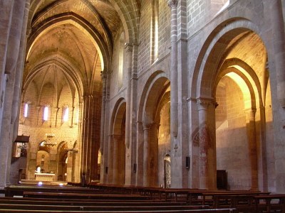 Die Klosterkirche von Santa María de Veruela, Farbphotographie, 2006, Photograph: ecelan; Bildquelle: Wikimedia Commons, http://commons.wikimedia.org/wiki/File:Veruela_-_Iglesia_abacial_de_Santa_Mar%C3%ADa_de_Veruela_-_Vista_desde_el_pie.jpgCreative Commons Attribution-Share Alike 3.0 Unported license.