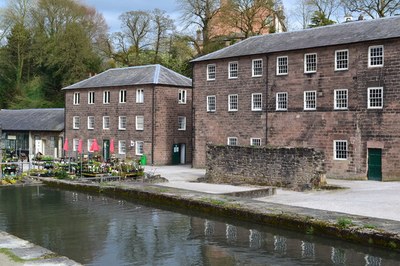 Cromford Mills, Farbphotographie, 2014, Photograph: David Martin; Bildquelle: http://www.geograph.org.uk, http://www.geograph.org.uk/photo/3922797, © Copyright David Martin, Creative Commons  Attribution-ShareAlike 2.0 Generic, http://creativecommons.org/licenses/by-sa/2.0/.