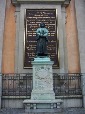 Statue von Olaus Petri (1493–1552), neben der Storkyrkan in Stockholm, unbekannter Künstler, Farbphotographie, Photograph: Peter Isotalo, 2005; Bildquelle: Wikimedia Commons, http://commons.wikimedia.org/wiki/File:Storkyrkan2.jpg?uselang=deCreative Commons-Lizenz Namensnennung-Weitergabe unter gleichen Bedingungen 3.0 Unported