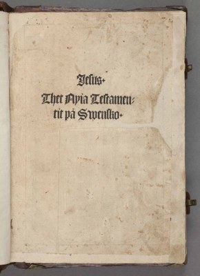 Titelblatt der ersten schwedischen Übersetzung des Neuen Testaments, Thet Nyia Testamentit på Swensko, Stockholm, 1526, in: Collijn, Isak: Sveriges bibliografi intill år 1600, vol. 1.: 1478–1530, S. 331–339; Bildquelle: Kungliga biblioteket, Stockholm, Reproduktion: Esbjörn Eriksson, Kungliga biblioteket - The National Library of Sweden.