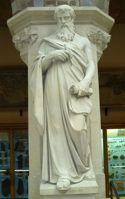 Statue von Euklid (ca. 360–ca. 280 v.Chr) im Oxford University Museum of Natural History, Marmorskulptur, 2005, unbekannter Bildhauer, photographiert von Mark A. Wilson; Bildquelle: Wikimedia Commons, online: http://commons.wikimedia.org/wiki/File:EuclidStatueOxford.jpg?uselang=de 