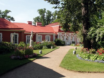 Schloss Monplaisir in Peterhof, St. Petersburg IMG Schloss Monplaisir in Peterhof, St. Petersburg IMG