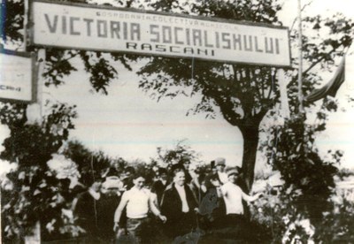 Gospodărie agricolă colectivă: ”Victoria Socialismului” constituită în anul 1949, la Răşcani, Schwarz-Weiß-Photographie, Rumänien 1949, unbekannter Photograph; Bildquelle: Photo #W059, Online communism photo collection (16.03.2011), National Archives of Romania / The Institute for the Investigation of Communist Crimes in Romania, Muzeul de istorie a partidului comunist, a mişcării revoluţionare şi democratice din România, http://fototeca.iiccr.ro/picdetails.php?lang=en&picid=42716X22X31.  Publikationserlaubnis: http://fototeca.iiccr.ro/about_the_project/ (16.03.2011)