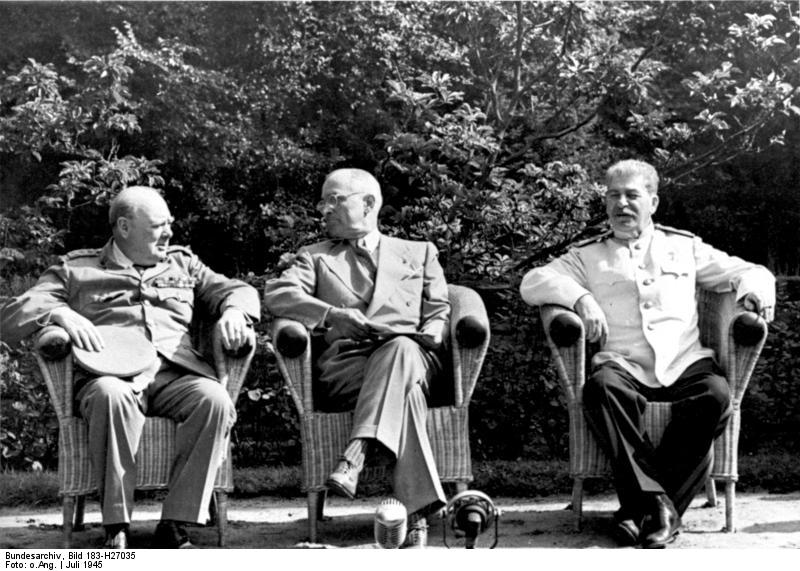 "Potsdamer Konferenz, Churchill, Truman, Stalin", schwarz-weiß Photographie, Deutschland, 1945, unbekannter Photograph; Bildquelle: Deutsches Bundesarchiv (German Federal Archive), Bild 183-H27035, wikimedia commons, http://commons.wikimedia.org/wiki/File:Bundesarchiv_Bild_183-H27035,_Potsdamer_Konferenz,_Churchill,_Truman,_Stalin.jpg. 