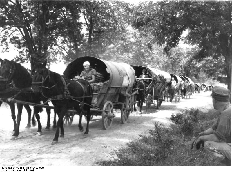 "Flüchtlingstreck in Richtung Deutschland", schwarz-weiß Photographie, Ungarn, 1944, Photograph: Dissmann; Bildquelle: Deutsches Bundesarchiv (German Federal Archive), Bild 183-W0402-500, wikimedia commons, http://commons.wikimedia.org/wiki/File:Bundesarchiv_Bild_183-W0402-500,_Fl%C3%BCchtlingstreck_in_Richtung_Deutschland.jpg.