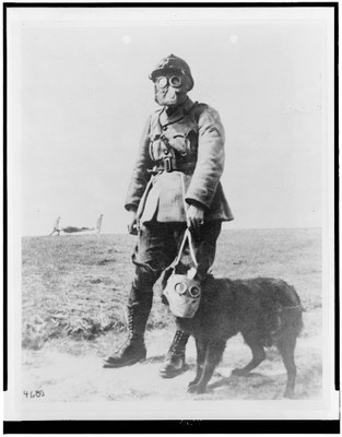 Soldat und Hund im 1. Weltkrieg mit Gasmasken IMG