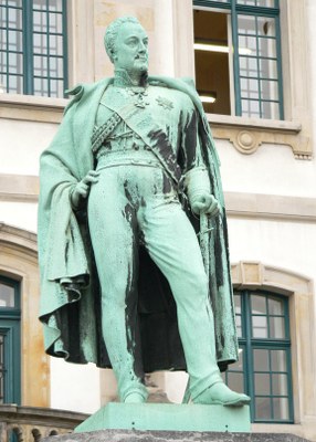 General-von-Alten-Denkmal am Waterlooplatz in Hannover, Farbphotographie einer Bronzeskulptur von Heinrich Kümmel (1810–1855), 2007, Photograph: AxelHH; Bildquelle: Wikimedia Commons, http://commons.wikimedia.org/wiki/File:Carl_von_Alten_Denkmal.jpg?uselang=de.