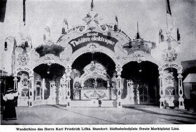 Das „Grand Théâtre élektrique“ von Aleksandar Lifka (1880–1952), Schwarz-weiß-Photographie, ca. 1906, unbekannter Photograph; Bildquelle: Klagenfurter Kinomuseum, http://www.kinogeschichte.at/1906.htm.