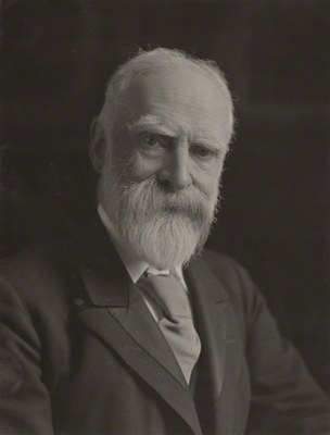 James Bryce, 1st Viscount Bryce, Schwarz-Weiß-Photographie,  204 mm x 156 mm, 1913, Photograph: Reginald Haines; Bildquelle: National Portrait Gallery, NPG x134975, http://www.npg.org.uk/collections/search/portrait/mw209142/James-Bryce-1st-Viscount-Bryce?LinkID=mp00610&role=sit&rNo=11, Creative Commons Attribution-NonCommercial-NoDerivs 3.0 Unported, http://creativecommons.org/licenses/by-nc-nd/3.0/.