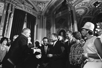Martin Luther King und Präsident L.B. Johnson: Unterzeichnung des Voting Rights Act, 1965 IMG