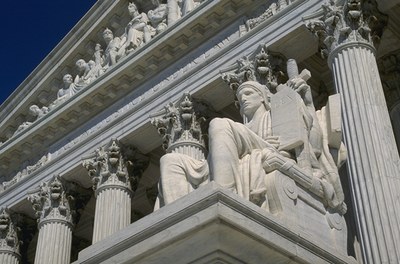 Portal des Obersten Gerichtshofs der USA mit der Inschrift "EQUAL JUSTICE UNDER LAW", Supreme Court on Capitol Hill, Washington, DC., Farbphotographie, Photograph: Ken Hammond; Bildquelle: USDA, Image Number: 98cs1441 or CD1857-41, Wikimedia Commons, http://commons.wikimedia.org/wiki/File:Supreme_Court2.jpg, gemeinfrei. 